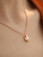 Golden Decor Pearl Pendant Necklace